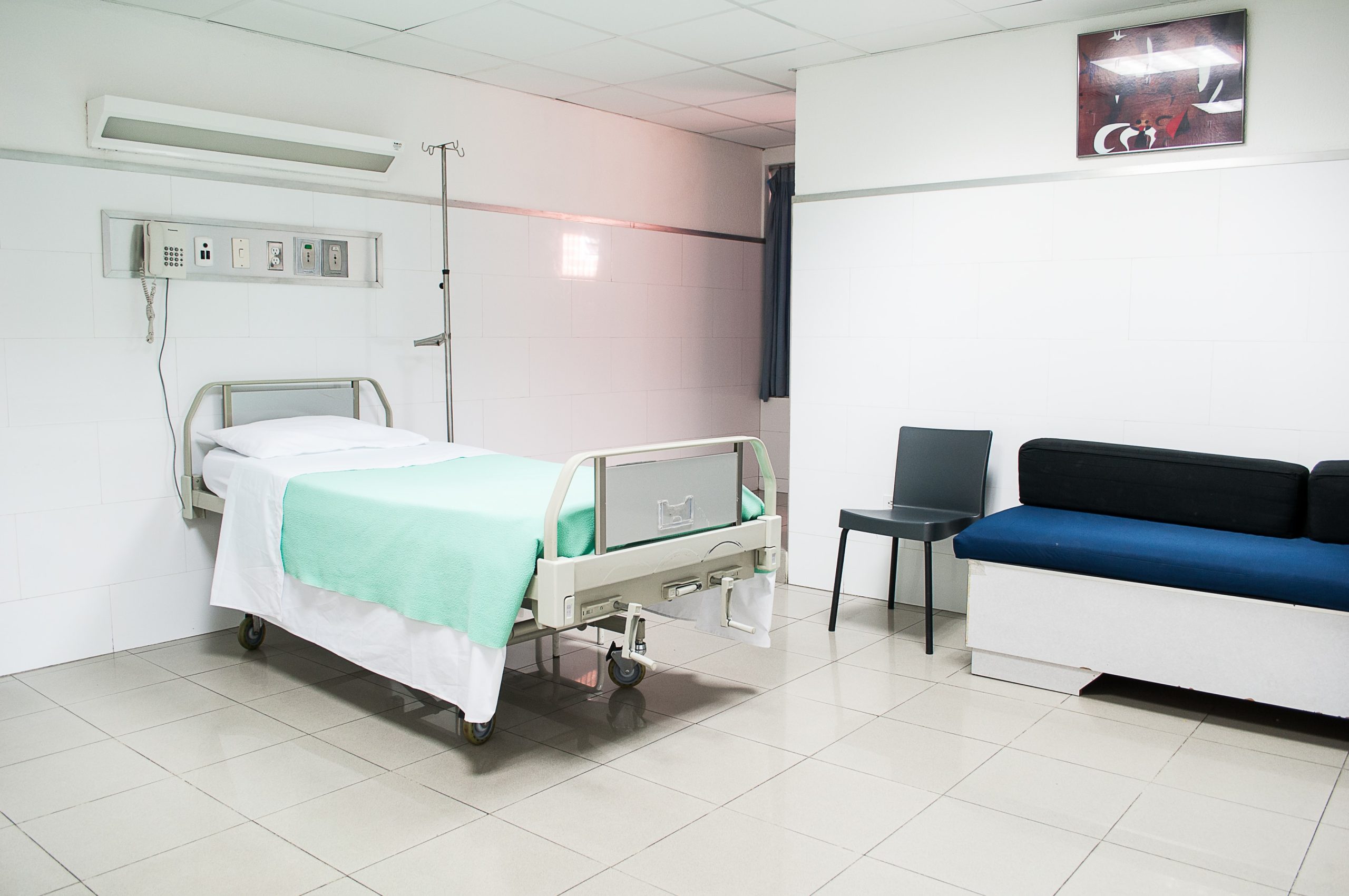 Picture of a empty bed in a hospital ward